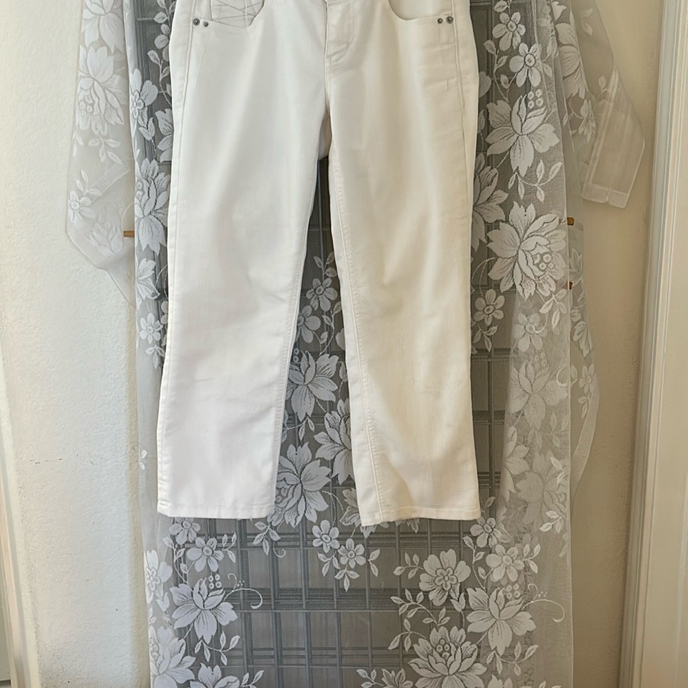 Candie's Crisp White Straight Leg capris EUC